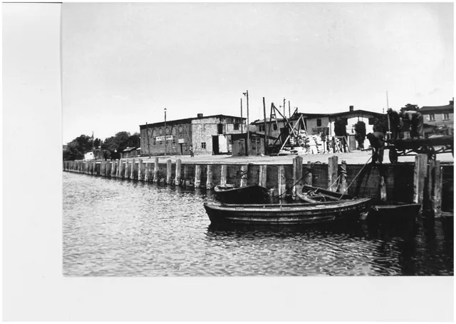Holzboote vor dem Kai
