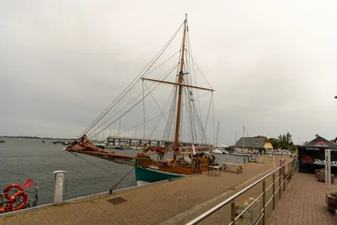 Ein Segelschiff am Hafen