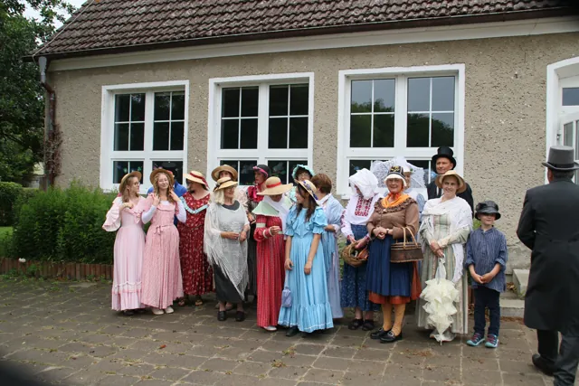 Eine Gruppe vor dem Hafenfest