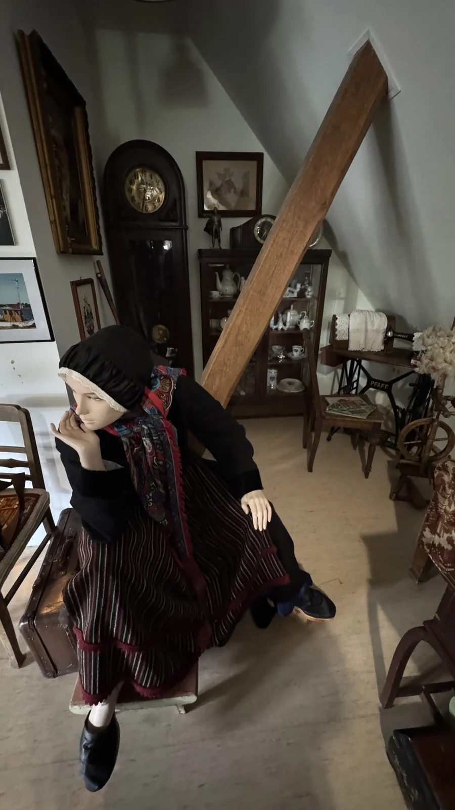 Eine Puppe in historischer Kleidung