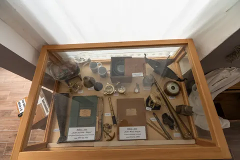 Historische Werkzeuge in der Vitrine
