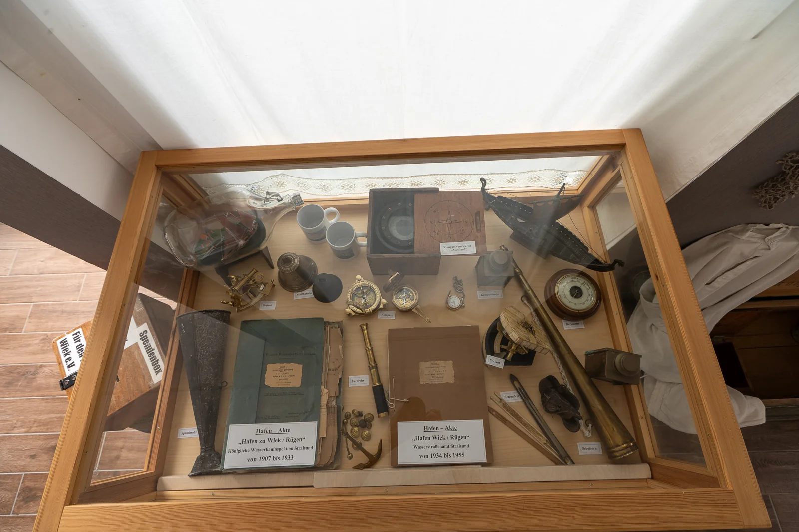 Historische Werkzeuge in der Vitrine