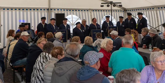 Chorgesang im vollen Zelt