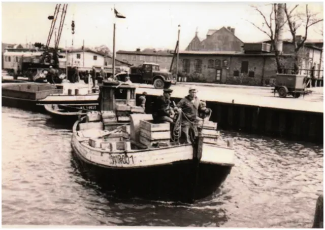 Ein Arbeitsboot an der Hafenkante