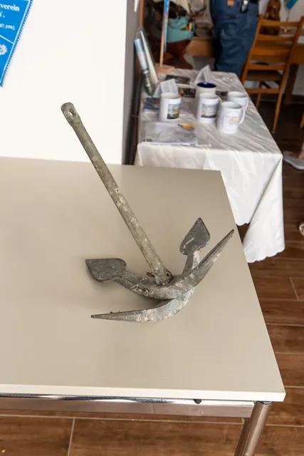 Ein Metallanker auf dem Tisch