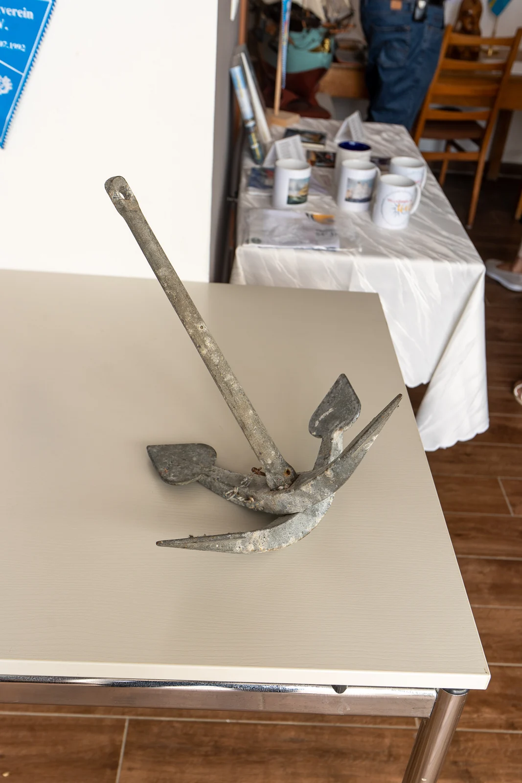 Ein Metallanker auf dem Tisch