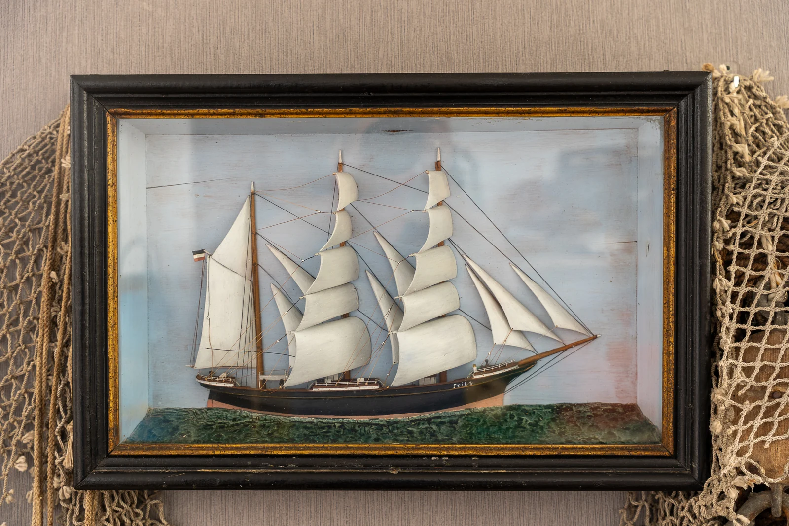 Ein Segelschiff im Rahmen