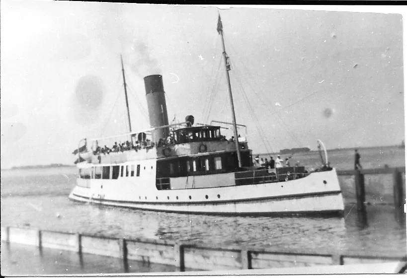 Ein Dampfschiff am Anleger