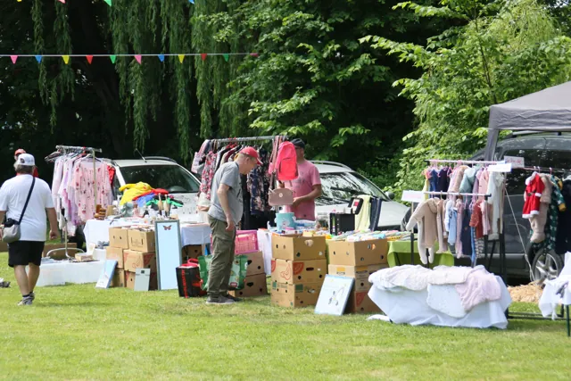 Stände am Rand der Festwiese