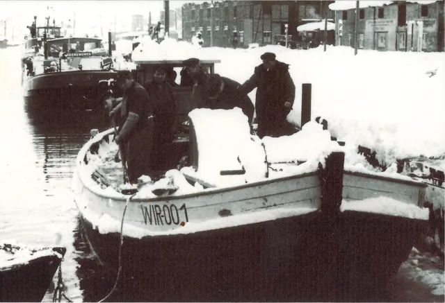Ein Boot im verschneiten Hafen