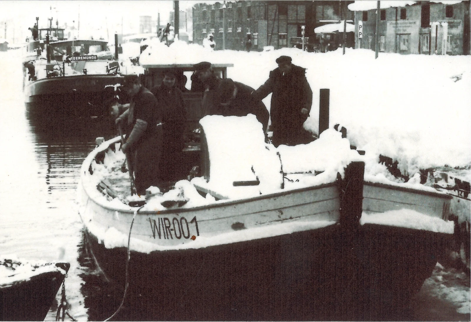Ein Boot im verschneiten Hafen