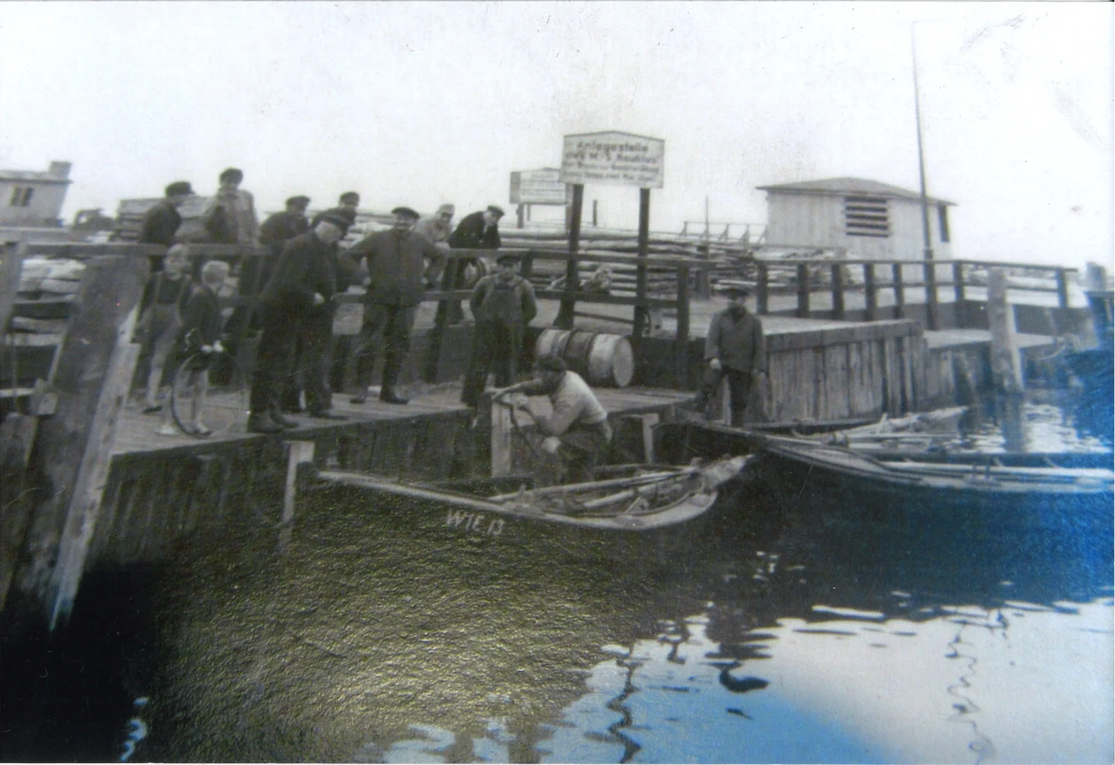 Menschen und Boote am Anleger