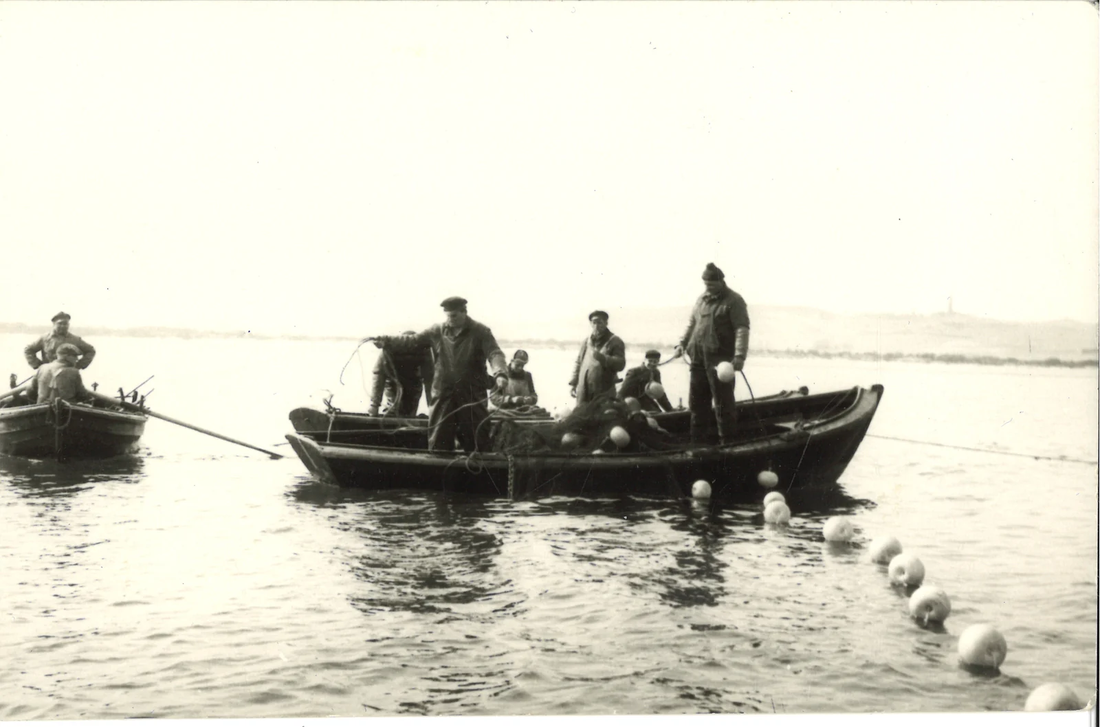 Zwei Boote und eine Leine mit Schwimmern