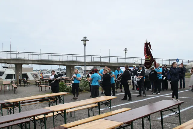 Mit Musik an der Hafenpromenade