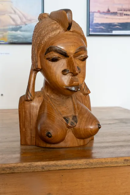 Eine Figur aus Holz