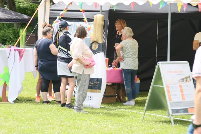 Begegnung an einem Stand