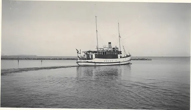 Ein Schiff vor der Mole
