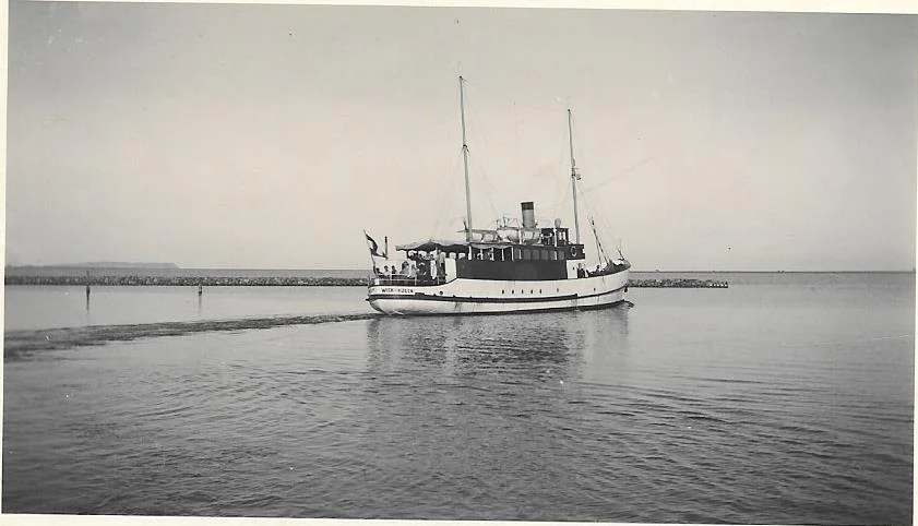 Ein Schiff vor der Mole