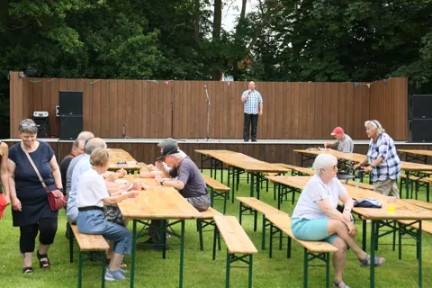 Zusammenkommen beim Dorffest