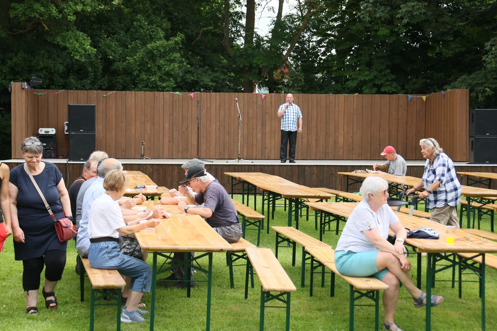 Zusammenkommen beim Dorffest