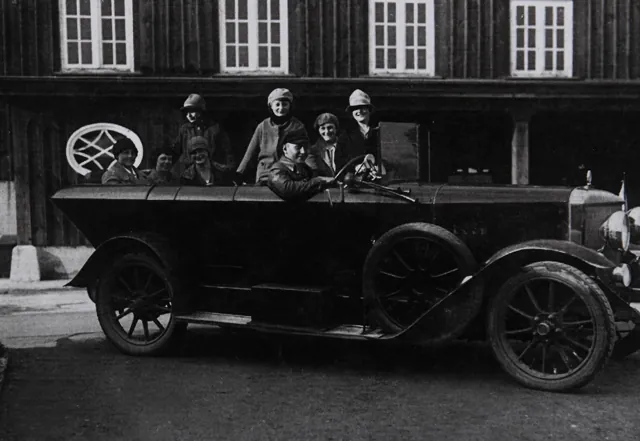 Ein offener Wagen vor dem Haus