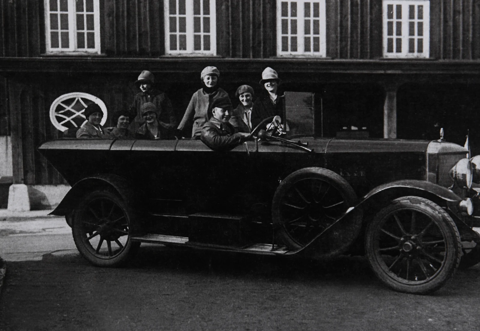 Ein offener Wagen vor dem Haus