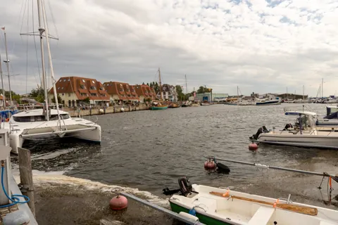 Boote und Hafenpromenade