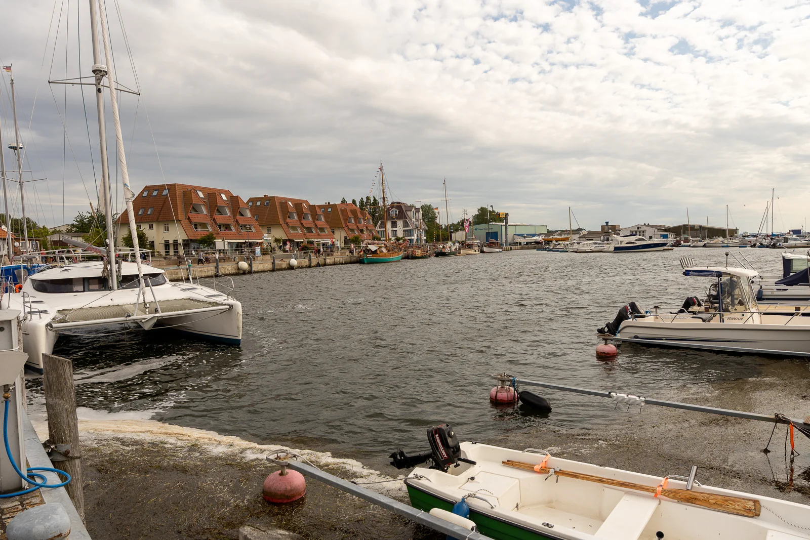 Boote und Hafenpromenade