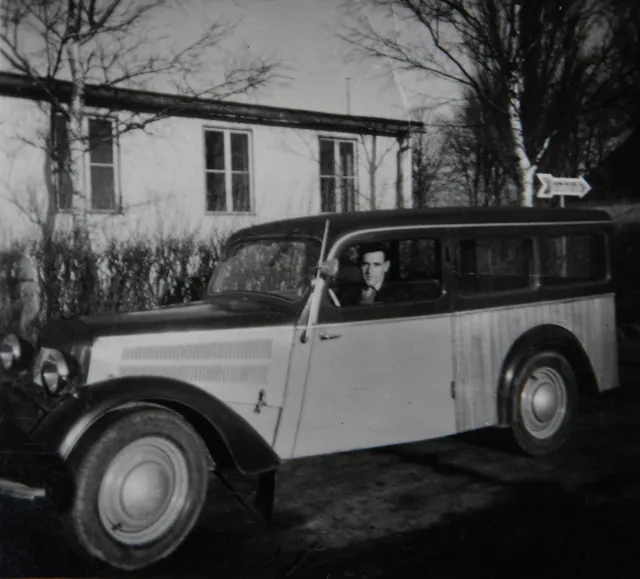 Ein geschlossener Wagen vor dem Gebäude