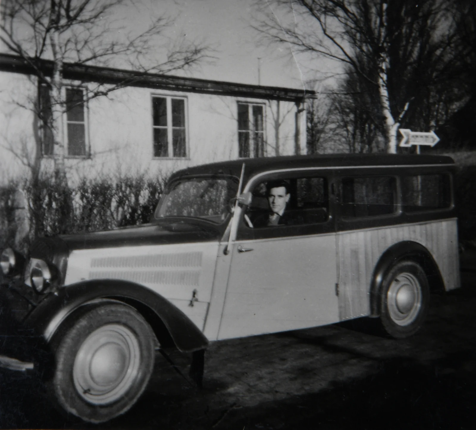 Ein geschlossener Wagen vor dem Gebäude