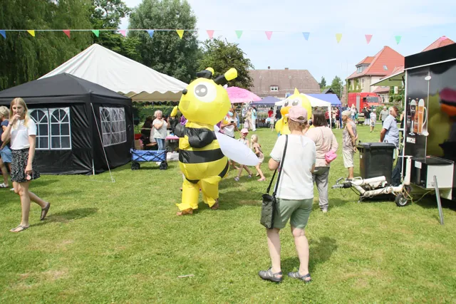 Bunte Figuren auf der Festwiese
