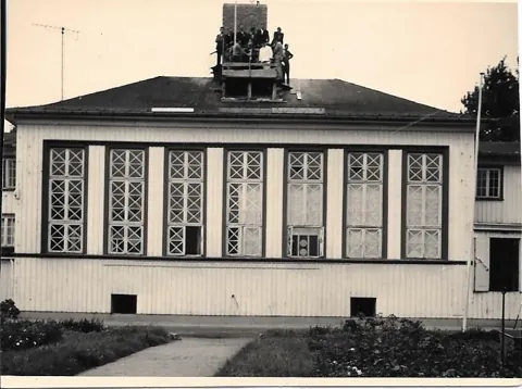 Die hohe Fensterfront des Kurheims