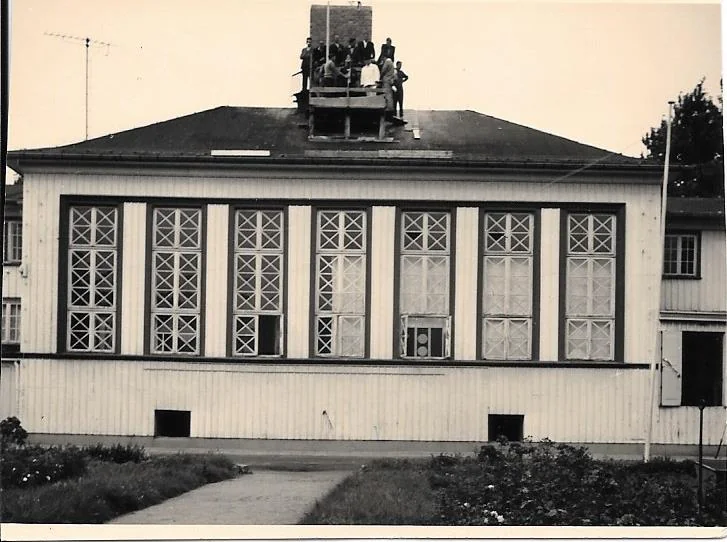 Die hohe Fensterfront des Kurheims