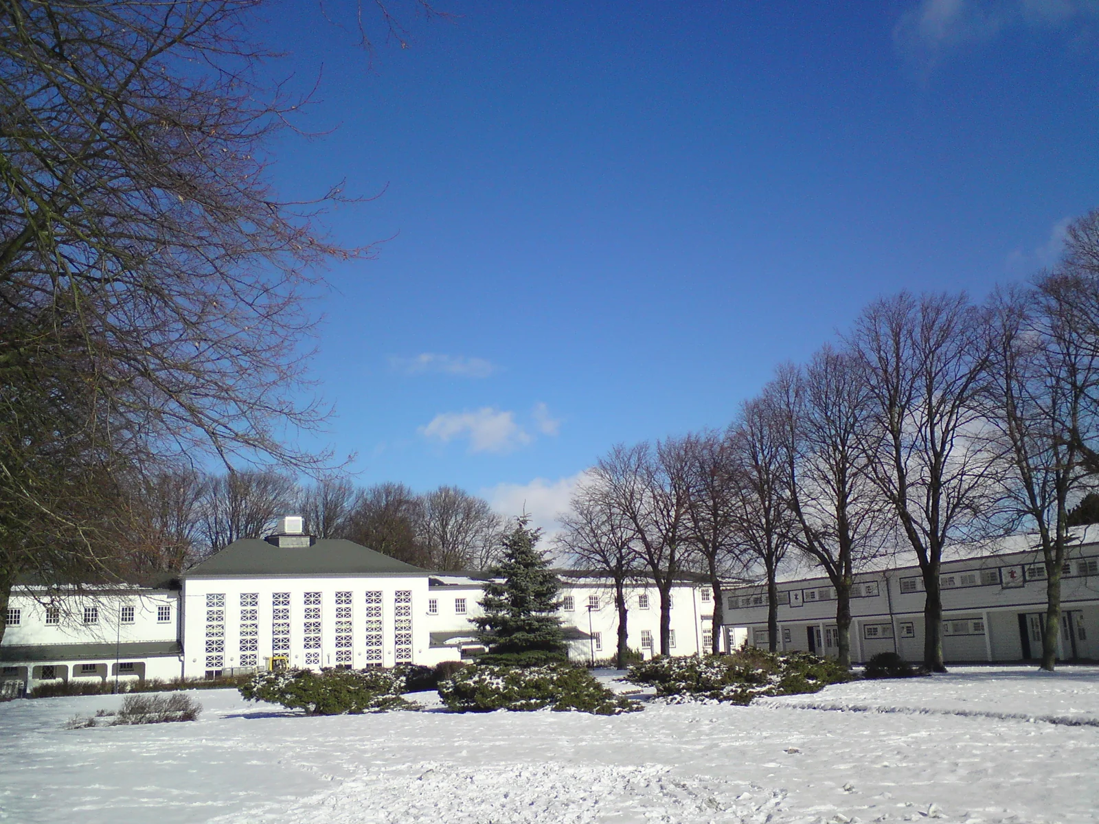 Das Klinikgebäude im Winter