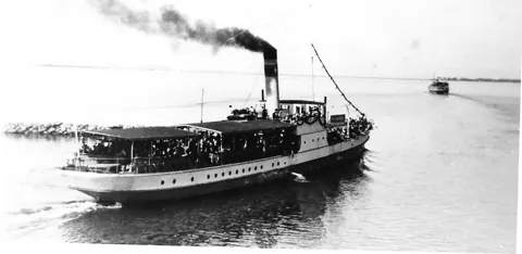 Dampfschiff auf dem Bodden